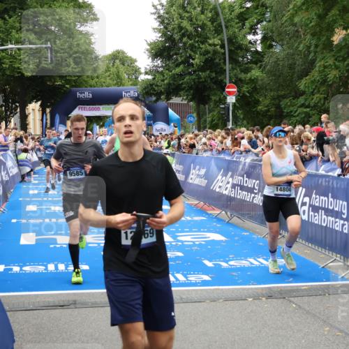29.06.2025 - hella hamburg halbmarathon Zöllner http://msf.ph/oto/8197477 29.06.2025 10:46:12 Ziel 1759, 2707, 3087, 6460, 7450, 7961, 9585, 11094, 11125, 13630, 14804, 16136, 16466, 16475, 18702, 18797 meine-sportfotos.de