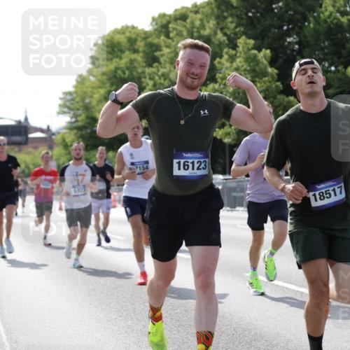 29.06.2025 - hella hamburg halbmarathon Jannik Wohlers http://msf.ph/oto/8197501 29.06.2025 09:47:09 Lombardsbrücke 1002, 1217, 2121, 2228, 2404, 2851, 3783, 4246, 5923, 5961, 8084, 8395, 9171, 11019, 11559, 11806, 12137, 12704, 12751, 13029, 13419, 14459, 15500, 15939, 16075, 16123, 17154, 18419, 19059 meine-sportfotos.de