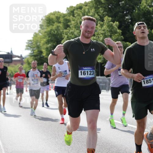 29.06.2025 - hella hamburg halbmarathon Jannik Wohlers http://msf.ph/oto/8197509 29.06.2025 09:47:09 Lombardsbrücke 1002, 1217, 2121, 2228, 2404, 2851, 3783, 4246, 5923, 5961, 8084, 8395, 9171, 11019, 11559, 11806, 12137, 12704, 12751, 13029, 13419, 14459, 15500, 15939, 16075, 16123, 17154, 18419, 19059 meine-sportfotos.de