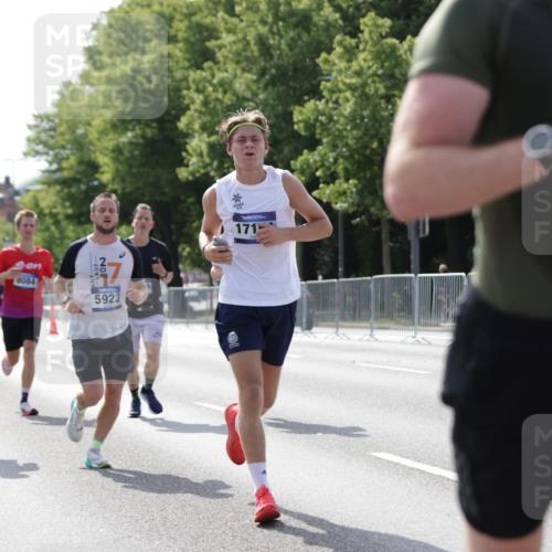 29.06.2025 - hella hamburg halbmarathon Jannik Wohlers http://msf.ph/oto/8197517 29.06.2025 09:47:09 Lombardsbrücke 1002, 1217, 2121, 2228, 2404, 2851, 3783, 4246, 5923, 5961, 8084, 8395, 9171, 11019, 11559, 11806, 12137, 12704, 12751, 13029, 13419, 14459, 15500, 15939, 16075, 16123, 17154, 18419, 19059 meine-sportfotos.de