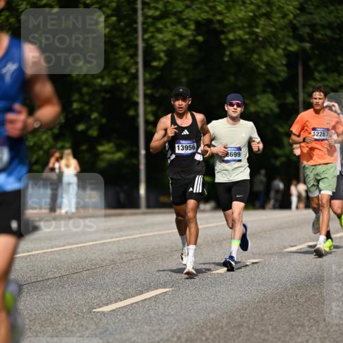 29.06.2025 - hella hamburg halbmarathon Dr. Thomas Lammeyer http://msf.ph/oto/8197521 29.06.2025 09:47:58 Kennedybrücke 1065, 2021, 2879, 3075, 3201, 3845, 4678, 5367, 7349, 8473, 8731, 10156, 10848 meine-sportfotos.de