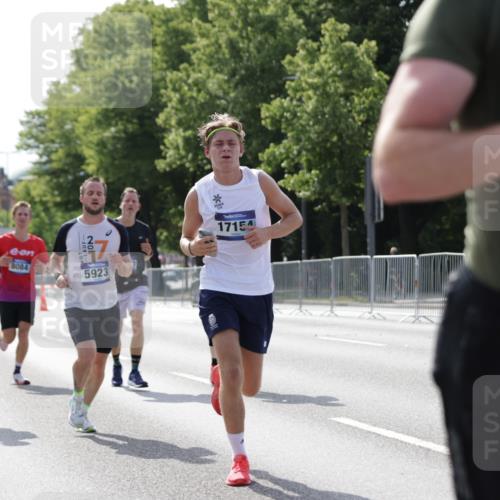 29.06.2025 - hella hamburg halbmarathon Jannik Wohlers http://msf.ph/oto/8197527 29.06.2025 09:47:09 Lombardsbrücke 1002, 1217, 2121, 2228, 2404, 2851, 3783, 4246, 5923, 5961, 8084, 8395, 9171, 11019, 11559, 11806, 12137, 12704, 12751, 13029, 13419, 14459, 15500, 15939, 16075, 16123, 17154, 18419, 19059 meine-sportfotos.de