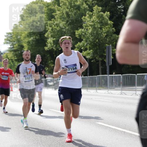 29.06.2025 - hella hamburg halbmarathon Jannik Wohlers http://msf.ph/oto/8197535 29.06.2025 09:47:09 Lombardsbrücke 1002, 1217, 2121, 2228, 2404, 2851, 3783, 4246, 5923, 5961, 8084, 8395, 9171, 11019, 11559, 11806, 12137, 12704, 12751, 13029, 13419, 14459, 15500, 15939, 16075, 16123, 17154, 18419, 19059 meine-sportfotos.de