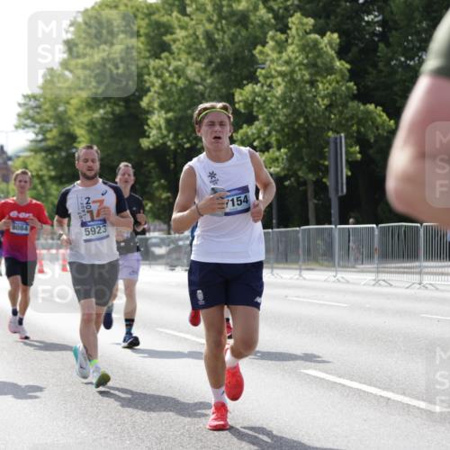 29.06.2025 - hella hamburg halbmarathon Jannik Wohlers http://msf.ph/oto/8197541 29.06.2025 09:47:10 Lombardsbrücke 1217, 2121, 2404, 2851, 3783, 4246, 5923, 5961, 8084, 8395, 9171, 11019, 11559, 11806, 12137, 12704, 12751, 13029, 13419, 14459, 15939, 16123, 17154, 18419, 19059 meine-sportfotos.de