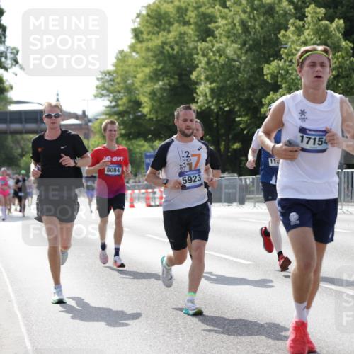 29.06.2025 - hella hamburg halbmarathon Jannik Wohlers http://msf.ph/oto/8197548 29.06.2025 09:47:10 Lombardsbrücke 1217, 2121, 2404, 2851, 3783, 4246, 5923, 5961, 8084, 8395, 9171, 11019, 11559, 11806, 12137, 12704, 12751, 13029, 13419, 14459, 15939, 16123, 17154, 18419, 19059 meine-sportfotos.de