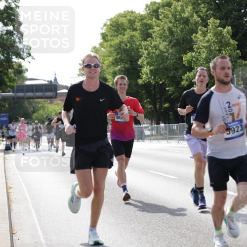 29.06.2025 - hella hamburg halbmarathon Jannik Wohlers http://msf.ph/oto/8197618 29.06.2025 09:47:11 Lombardsbrücke 1217, 2404, 2851, 3783, 5923, 5961, 8084, 8395, 9171, 11019, 11559, 11806, 12137, 12704, 12751, 13029, 13419, 14459, 15939, 16123, 17154, 18419, 18689 meine-sportfotos.de