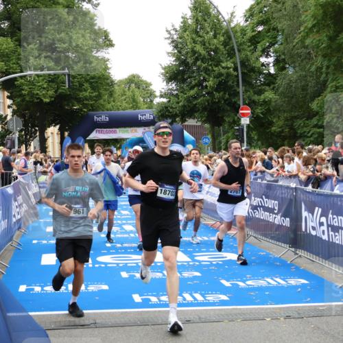 29.06.2025 - hella hamburg halbmarathon Zöllner http://msf.ph/oto/8197696 29.06.2025 10:46:15 Ziel 1569, 1759, 2048, 2590, 2707, 3056, 3087, 4949, 6388, 7450, 7961, 9497, 10796, 11094, 11125, 16136, 16466, 16475, 17190, 18702, 18797 meine-sportfotos.de