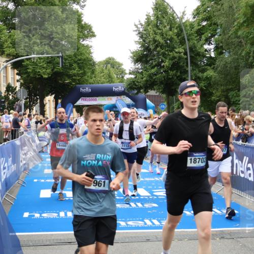 29.06.2025 - hella hamburg halbmarathon Zöllner http://msf.ph/oto/8197757 29.06.2025 10:46:16 Ziel 1569, 1759, 2048, 2590, 2707, 3056, 3087, 4949, 6388, 7450, 7961, 9497, 10796, 11094, 11125, 16136, 16466, 16475, 17190, 18797 meine-sportfotos.de