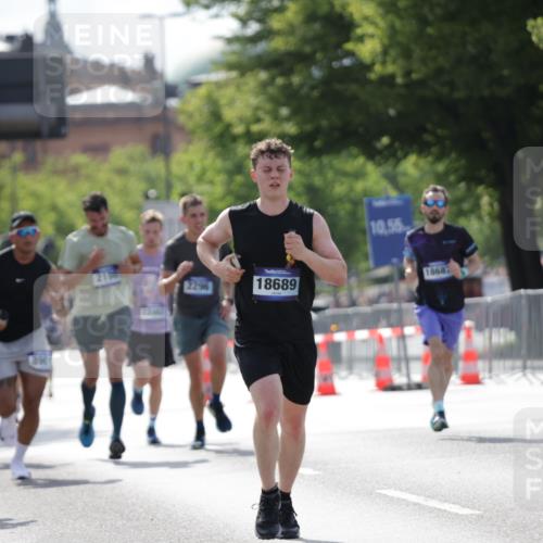 29.06.2025 - hella hamburg halbmarathon Jannik Wohlers http://msf.ph/oto/8197759 29.06.2025 09:47:14 Lombardsbrücke 1217, 2404, 2851, 5923, 8084, 8395, 8901, 9171, 10968, 11019, 11559, 12704, 12751, 13029, 13419, 14459, 16123, 17154, 18419, 18689 meine-sportfotos.de