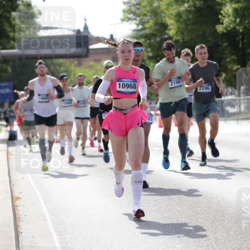 29.06.2025 - hella hamburg halbmarathon Jannik Wohlers http://msf.ph/oto/8197950 29.06.2025 09:47:18 Lombardsbrücke 1217, 2196, 2296, 2404, 2851, 5092, 5923, 8084, 8395, 8901, 10968, 11019, 11559, 12462, 12751, 13029, 13419, 13514, 14601, 16123, 16964, 17154, 18419, 18687, 18689 meine-sportfotos.de