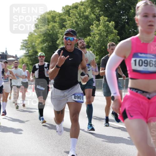 29.06.2025 - hella hamburg halbmarathon Jannik Wohlers http://msf.ph/oto/8197973 29.06.2025 09:47:20 Lombardsbrücke 1217, 2196, 2296, 2404, 2851, 5092, 5923, 8084, 8395, 8901, 10968, 11019, 11559, 12462, 12751, 13029, 13419, 13514, 13798, 14601, 14952, 15965, 16123, 16964, 17154, 18159, 18419, 18687, 18689 meine-sportfotos.de