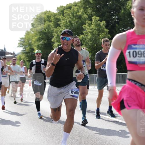29.06.2025 - hella hamburg halbmarathon Jannik Wohlers http://msf.ph/oto/8197983 29.06.2025 09:47:21 Lombardsbrücke 1164, 1217, 2196, 2296, 2404, 2851, 5092, 5923, 8084, 8395, 8901, 10968, 11019, 11559, 12462, 12751, 13029, 13419, 13514, 13798, 14601, 14952, 15965, 16123, 16964, 17154, 17306, 18159, 18216, 18419, 18687, 18689 meine-sportfotos.de