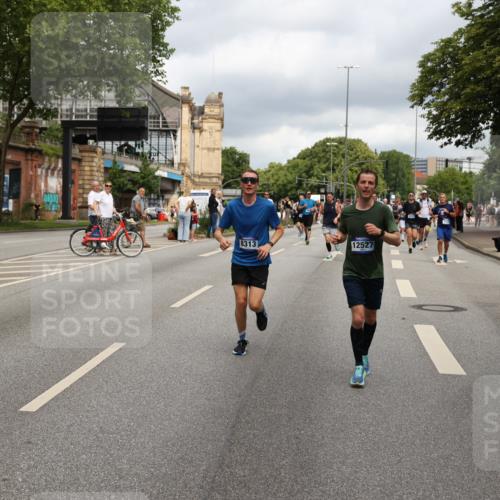 29.06.2025 - hella hamburg halbmarathon Yannick Fuchs http://msf.ph/oto/8198215 29.06.2025 10:44:32 20KM 1119, 1321, 1399, 1466, 1507, 1630, 1750, 1817, 2234, 3296, 3947, 4127, 4346, 5115, 5894, 6027, 6662, 6712, 6795, 7176, 7583, 7930, 7932, 8153, 8313, 8572, 8657, 8704, 10371, 10750, 11356, 11455, 11607, 12235, 12527, 12624, 13008, 13282, 13609, 13687, 13701, 13758, 13812, 13875, 14034, 14257, 15362, 15803, 15950, 16242, 16716, 16732, 16806, 17179, 17247, 17319, 17384, 18066, 18228, 18370, 18394, 18499, 18657, 18658, 18811, 18884 meine-sportfotos.de