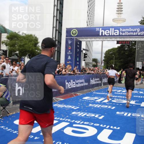 29.06.2025 - hella hamburg halbmarathon Michael Strokosch http://msf.ph/oto/8198323 29.06.2025 10:42:52 Ziel 5011, 5477, 7105, 13398, 13725, 14447, 14560, 14813, 15297, 15301, 15851 meine-sportfotos.de