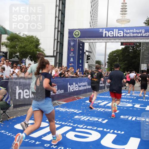 29.06.2025 - hella hamburg halbmarathon Michael Strokosch http://msf.ph/oto/8198335 29.06.2025 10:42:53 Ziel 5011, 5477, 7105, 13398, 13725, 14447, 14560, 14813, 15297, 15301, 15851, 18559 meine-sportfotos.de