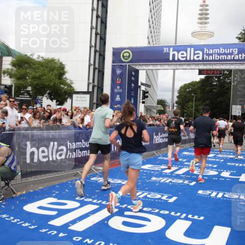 29.06.2025 - hella hamburg halbmarathon Michael Strokosch http://msf.ph/oto/8198346 29.06.2025 10:42:54 Ziel 5011, 5477, 7105, 13398, 13725, 14447, 14560, 14813, 15297, 15301, 15851, 18559, 18659 meine-sportfotos.de