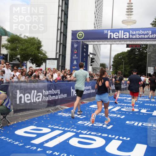 29.06.2025 - hella hamburg halbmarathon Michael Strokosch http://msf.ph/oto/8198355 29.06.2025 10:42:54 Ziel 5011, 5477, 7105, 13398, 13725, 14447, 14560, 14813, 15297, 15301, 15851, 18559, 18659 meine-sportfotos.de