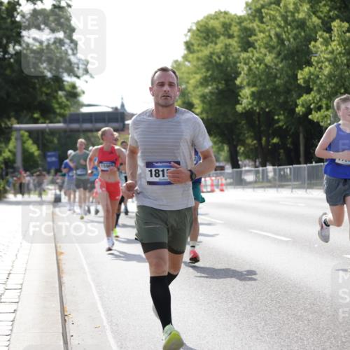 29.06.2025 - hella hamburg halbmarathon Jannik Wohlers http://msf.ph/oto/8198362 29.06.2025 09:47:25 Lombardsbrücke 1164, 2196, 2296, 4602, 5092, 8084, 8901, 9178, 9944, 10384, 10968, 11019, 11559, 11745, 12462, 12751, 12865, 13419, 13514, 13798, 14601, 14952, 15965, 16964, 17154, 17306, 18159, 18216, 18687, 18689, 18841 meine-sportfotos.de