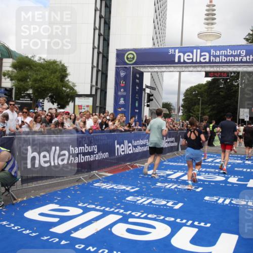 29.06.2025 - hella hamburg halbmarathon Michael Strokosch http://msf.ph/oto/8198366 29.06.2025 10:42:55 Ziel 5011, 5477, 7105, 13398, 13725, 14447, 14560, 14813, 14849, 15297, 15301, 15851, 18559, 18659 meine-sportfotos.de