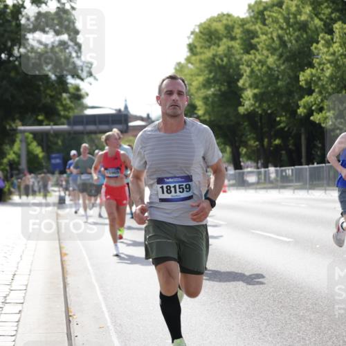 29.06.2025 - hella hamburg halbmarathon Jannik Wohlers http://msf.ph/oto/8198387 29.06.2025 09:47:25 Lombardsbrücke 1164, 2196, 2296, 4602, 5092, 8084, 8901, 9178, 9944, 10384, 10968, 11019, 11559, 11745, 12462, 12751, 12865, 13419, 13514, 13798, 14601, 14952, 15965, 16964, 17154, 17306, 18159, 18216, 18687, 18689, 18841 meine-sportfotos.de