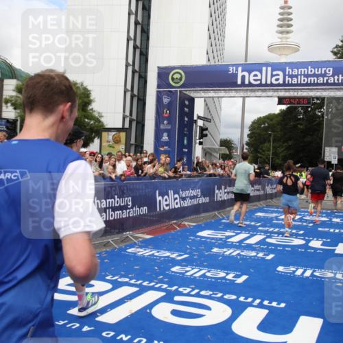 29.06.2025 - hella hamburg halbmarathon Michael Strokosch http://msf.ph/oto/8198428 29.06.2025 10:42:55 Ziel 5011, 5477, 7105, 13398, 13725, 14447, 14560, 14813, 14849, 15297, 15301, 15851, 18559, 18659 meine-sportfotos.de