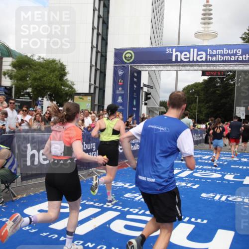29.06.2025 - hella hamburg halbmarathon Michael Strokosch http://msf.ph/oto/8198477 29.06.2025 10:42:56 Ziel 5011, 5477, 7105, 13398, 14447, 14560, 14813, 14849, 15297, 15301, 15851, 18559, 18659 meine-sportfotos.de