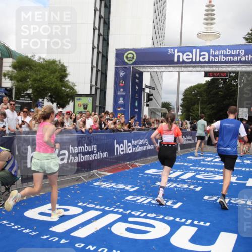 29.06.2025 - hella hamburg halbmarathon Michael Strokosch http://msf.ph/oto/8198524 29.06.2025 10:42:56 Ziel 5011, 5477, 7105, 13398, 14447, 14560, 14813, 14849, 15297, 15301, 15851, 18559, 18659 meine-sportfotos.de