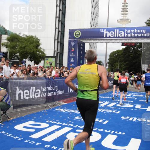 29.06.2025 - hella hamburg halbmarathon Michael Strokosch http://msf.ph/oto/8198571 29.06.2025 10:42:57 Ziel 4823, 5011, 5477, 7105, 13398, 14447, 14813, 14849, 15297, 15301, 15851, 18559, 18659 meine-sportfotos.de