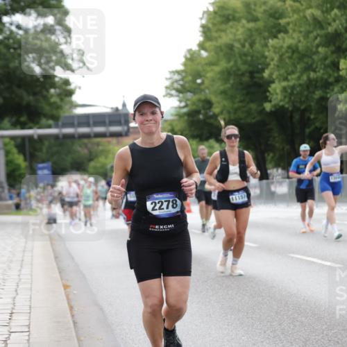 29.06.2025 - hella hamburg halbmarathon Jannik Wohlers http://msf.ph/oto/8198582 29.06.2025 10:25:02 Lombardsbrücke 1093, 1627, 2278, 5564, 5814, 6869, 8962, 9811, 9927, 10845, 10846, 11157, 11662, 13510, 13842, 14086, 15016, 15119, 15283, 16421, 16422 meine-sportfotos.de