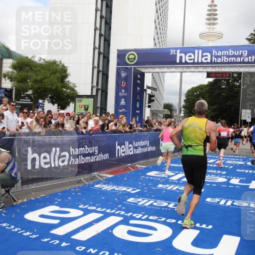 29.06.2025 - hella hamburg halbmarathon Michael Strokosch http://msf.ph/oto/8198620 29.06.2025 10:42:58 Ziel 4823, 5011, 5477, 13398, 14447, 14849, 15297, 15301, 15851, 18559, 18659 meine-sportfotos.de