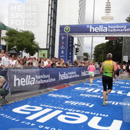 29.06.2025 - hella hamburg halbmarathon Michael Strokosch http://msf.ph/oto/8198659 29.06.2025 10:42:58 Ziel 4823, 5011, 5477, 13398, 14447, 14849, 15297, 15301, 15851, 18559, 18659 meine-sportfotos.de