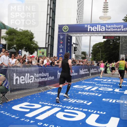 29.06.2025 - hella hamburg halbmarathon Michael Strokosch http://msf.ph/oto/8198744 29.06.2025 10:42:59 Ziel 4823, 5011, 5477, 7035, 13398, 14447, 14849, 18559, 18659 meine-sportfotos.de