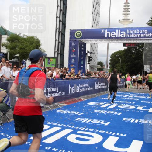 29.06.2025 - hella hamburg halbmarathon Michael Strokosch http://msf.ph/oto/8198778 29.06.2025 10:43:00 Ziel 4823, 5011, 5477, 7035, 8218, 9364, 13398, 14447, 14849, 18559, 18659 meine-sportfotos.de