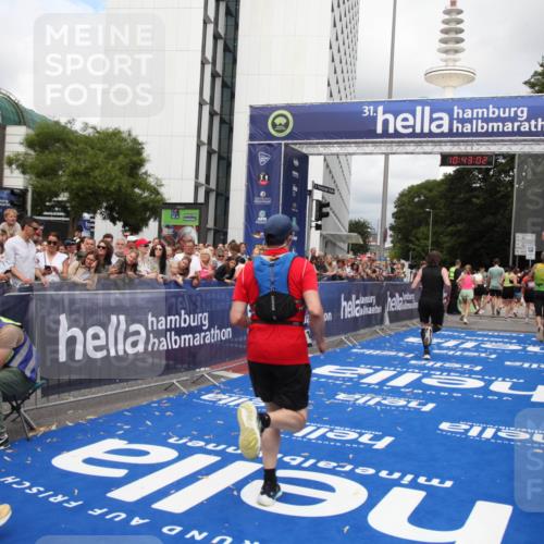 29.06.2025 - hella hamburg halbmarathon Michael Strokosch http://msf.ph/oto/8198813 29.06.2025 10:43:00 Ziel 4823, 5011, 5477, 7035, 8218, 9364, 13398, 14447, 14849, 18559, 18659 meine-sportfotos.de