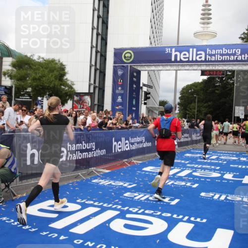29.06.2025 - hella hamburg halbmarathon Michael Strokosch http://msf.ph/oto/8198854 29.06.2025 10:43:01 Ziel 4823, 5477, 7035, 8218, 9364, 14849, 18559, 18659 meine-sportfotos.de
