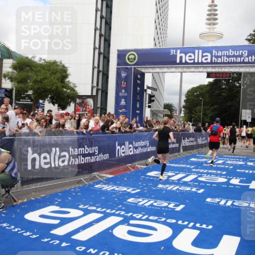 29.06.2025 - hella hamburg halbmarathon Michael Strokosch http://msf.ph/oto/8198880 29.06.2025 10:43:02 Ziel 4823, 7035, 8218, 9364, 10469, 14849, 18559, 18659 meine-sportfotos.de