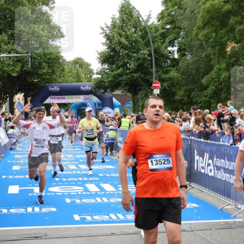 29.06.2025 - hella hamburg halbmarathon Zöllner http://msf.ph/oto/8198909 29.06.2025 10:46:44 Ziel 1920, 1942, 3976, 6630, 9051, 13554, 15026, 15133, 15714, 16175, 17743, 17865, 18297, 19128 meine-sportfotos.de