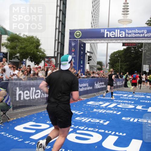 29.06.2025 - hella hamburg halbmarathon Michael Strokosch http://msf.ph/oto/8198922 29.06.2025 10:43:03 Ziel 4823, 7035, 8218, 9364, 10469, 14849, 18659 meine-sportfotos.de