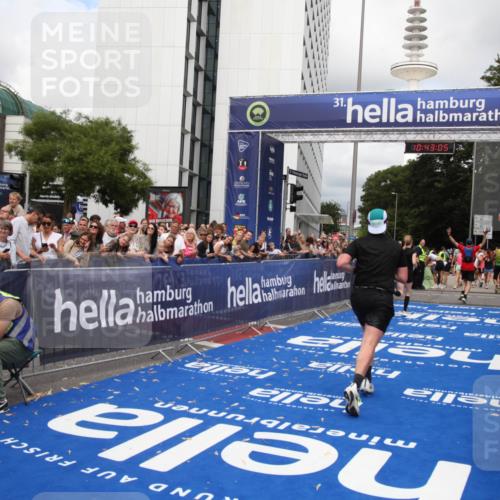 29.06.2025 - hella hamburg halbmarathon Michael Strokosch http://msf.ph/oto/8198959 29.06.2025 10:43:03 Ziel 4823, 7035, 8218, 9364, 10469, 14849, 18659 meine-sportfotos.de