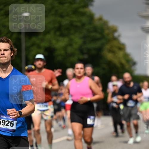 29.06.2025 - hella hamburg halbmarathon Dr. Thomas Lammeyer http://msf.ph/oto/8198991 29.06.2025 10:11:33 Kennedybrücke 1993, 4262, 5242, 5287, 5807, 5845, 5926, 6196, 6517, 6518, 6707, 6713, 6715, 6833, 7503, 8585, 9967, 10283, 10700, 10703, 11114, 11394 meine-sportfotos.de