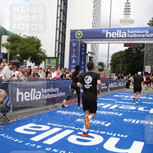 29.06.2025 - hella hamburg halbmarathon Michael Strokosch http://msf.ph/oto/8199003 29.06.2025 10:43:05 Ziel 4823, 7035, 8218, 9364, 10469, 12657, 12723, 12776, 12839, 19038 meine-sportfotos.de