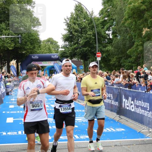 29.06.2025 - hella hamburg halbmarathon Zöllner http://msf.ph/oto/8199033 29.06.2025 10:46:46 Ziel 1920, 1942, 3976, 6630, 11858, 13554, 14541, 15026, 15714, 15900, 16175, 17353, 17743, 17865, 18297, 19128 meine-sportfotos.de