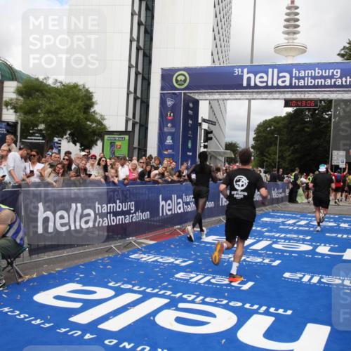 29.06.2025 - hella hamburg halbmarathon Michael Strokosch http://msf.ph/oto/8199045 29.06.2025 10:43:05 Ziel 4823, 7035, 8218, 9364, 10469, 12657, 12723, 12776, 12839, 19038 meine-sportfotos.de