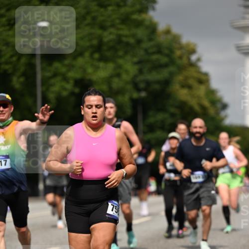 29.06.2025 - hella hamburg halbmarathon Dr. Thomas Lammeyer http://msf.ph/oto/8199079 29.06.2025 10:11:35 Kennedybrücke 1893, 1993, 2136, 3929, 4262, 5242, 5287, 5807, 5845, 5926, 6196, 6517, 6518, 6707, 6713, 6715, 6833, 7503, 7760, 8585, 9967, 10283, 10700, 10703, 11114 meine-sportfotos.de