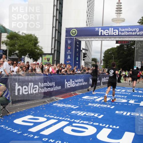 29.06.2025 - hella hamburg halbmarathon Michael Strokosch http://msf.ph/oto/8199086 29.06.2025 10:43:06 Ziel 4229, 4823, 6721, 7035, 8218, 9364, 9833, 10469, 12657, 12723, 12776, 12839, 17177, 19038 meine-sportfotos.de