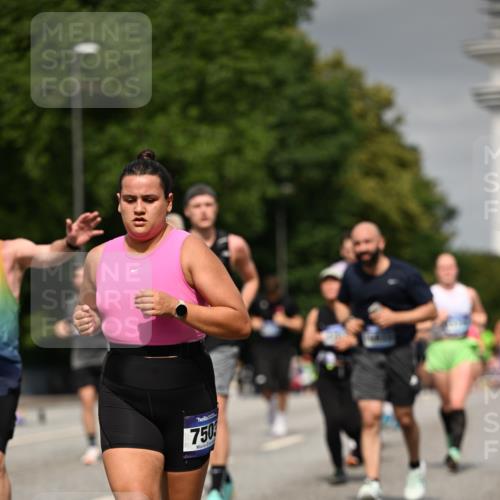 29.06.2025 - hella hamburg halbmarathon Dr. Thomas Lammeyer http://msf.ph/oto/8199096 29.06.2025 10:11:35 Kennedybrücke 1893, 1993, 2136, 3929, 4262, 5242, 5287, 5807, 5845, 5926, 6196, 6517, 6518, 6707, 6713, 6715, 6833, 7503, 7760, 8585, 9967, 10283, 10700, 10703, 11114 meine-sportfotos.de