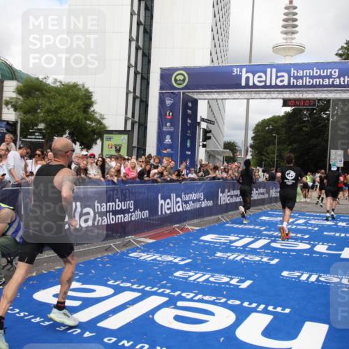 29.06.2025 - hella hamburg halbmarathon Michael Strokosch http://msf.ph/oto/8199133 29.06.2025 10:43:06 Ziel 4229, 4823, 6721, 7035, 8218, 9364, 9833, 10469, 12657, 12723, 12776, 12839, 17177, 19038 meine-sportfotos.de