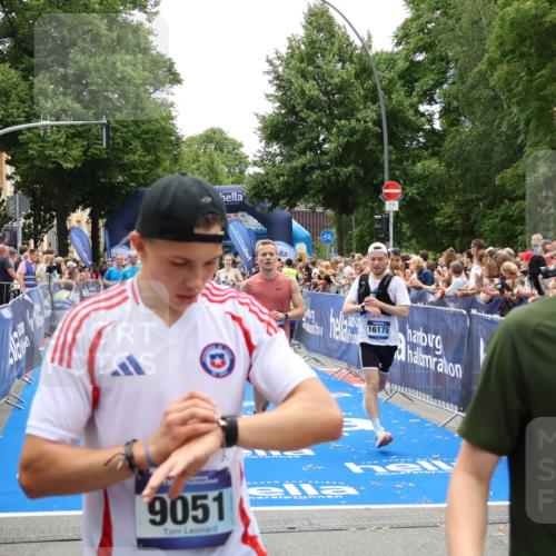 29.06.2025 - hella hamburg halbmarathon Zöllner http://msf.ph/oto/8199141 29.06.2025 10:46:49 Ziel 3976, 6630, 11858, 13940, 14541, 15900, 16175, 17353, 17492, 17669, 17743, 17865, 19128 meine-sportfotos.de