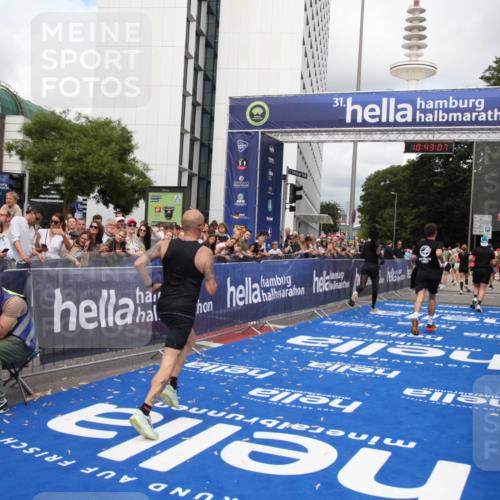 29.06.2025 - hella hamburg halbmarathon Michael Strokosch http://msf.ph/oto/8199175 29.06.2025 10:43:06 Ziel 4229, 4823, 6721, 7035, 8218, 9364, 9833, 10469, 12657, 12723, 12776, 12839, 17177, 19038 meine-sportfotos.de