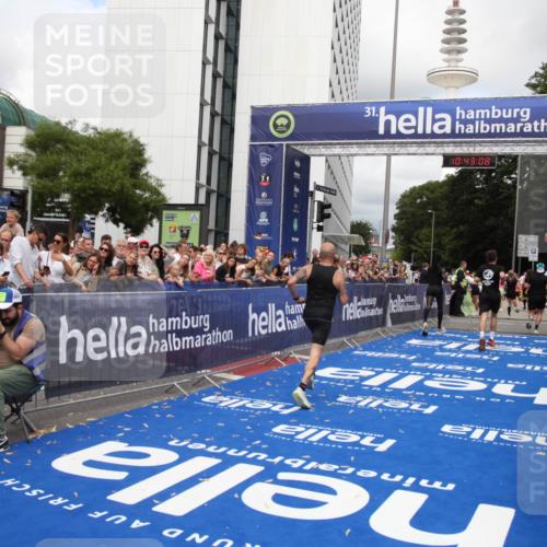 29.06.2025 - hella hamburg halbmarathon Michael Strokosch http://msf.ph/oto/8199223 29.06.2025 10:43:07 Ziel 4229, 6721, 7035, 7451, 8218, 9364, 9833, 10469, 12657, 12723, 12776, 12839, 17177, 19038 meine-sportfotos.de